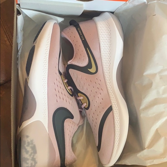 nike joyride plum chalk